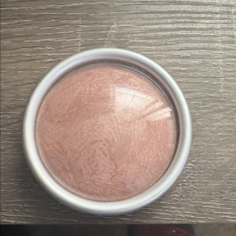 Stila Illuminating Finishing Powder in “Rose gold”